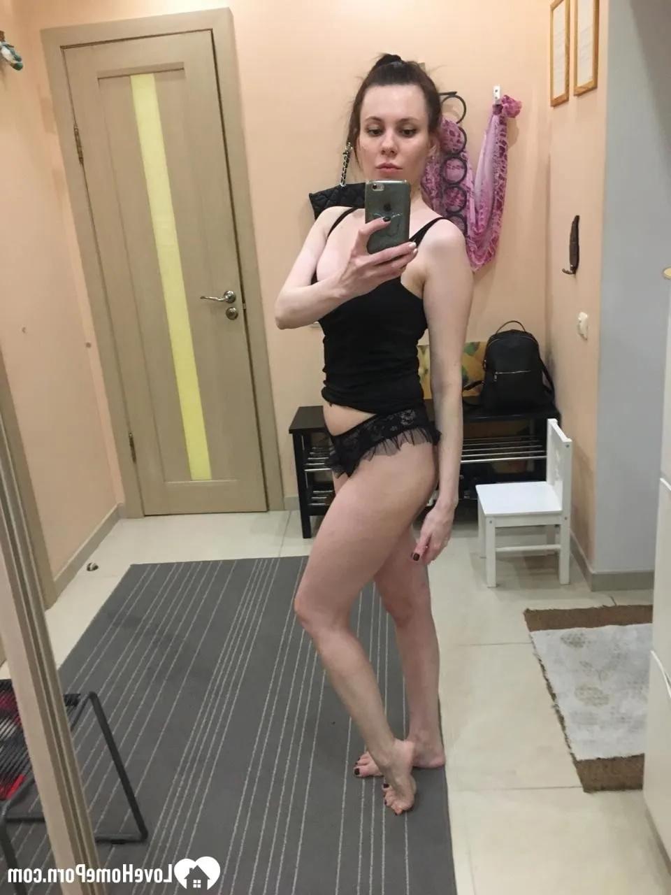 20P Sexy amateur posa en lencería y muestra sus tetas adolescentes en el espejo