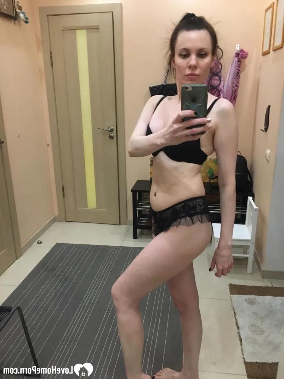 20P Sexy amateur posa en lencería y muestra sus tetas adolescentes en el espejo