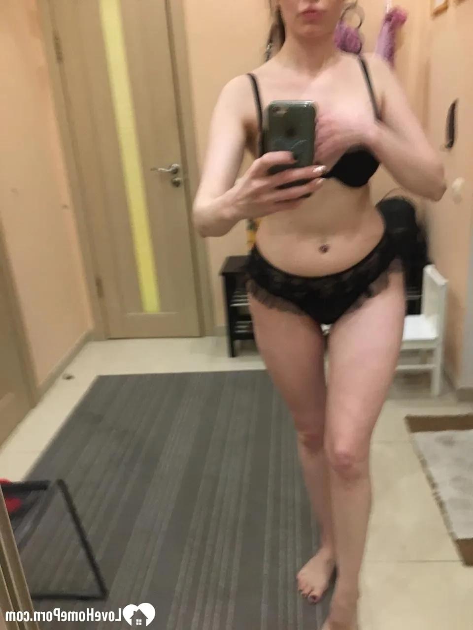 20P Sexy amateur posa en lencería y muestra sus tetas adolescentes en el espejo
