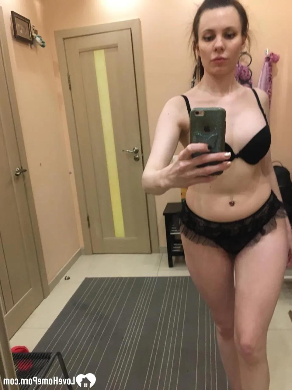 20P Sexy amateur posa en lencería y muestra sus tetas adolescentes en el espejo