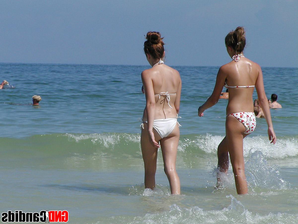 12P Des jeunes filles sont secrètement enregistrées en train de patauger dans l'océan en bikini.