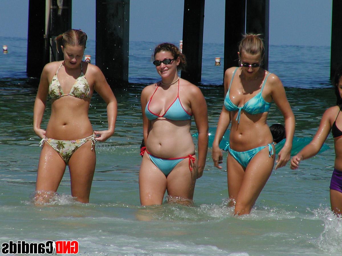 12P Des jeunes filles sont secrètement enregistrées en train de patauger dans l'océan en bikini.