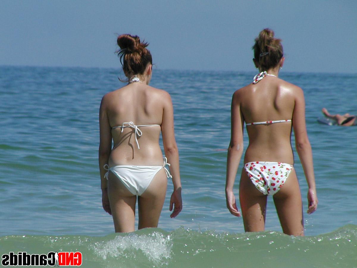 12P Des jeunes filles sont secrètement enregistrées en train de patauger dans l'océan en bikini.