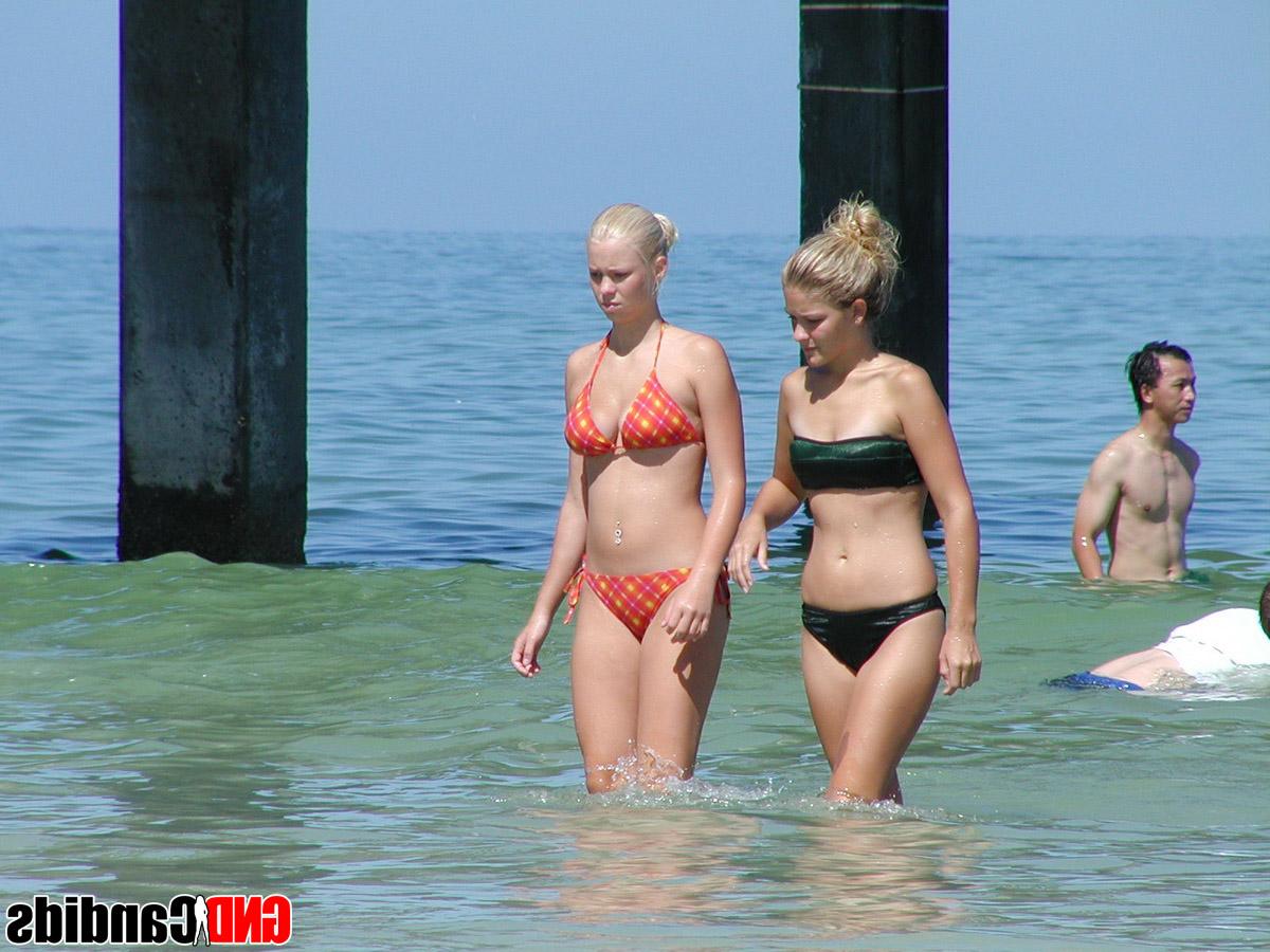 12P Des jeunes filles sont secrètement enregistrées en train de patauger dans l'océan en bikini.