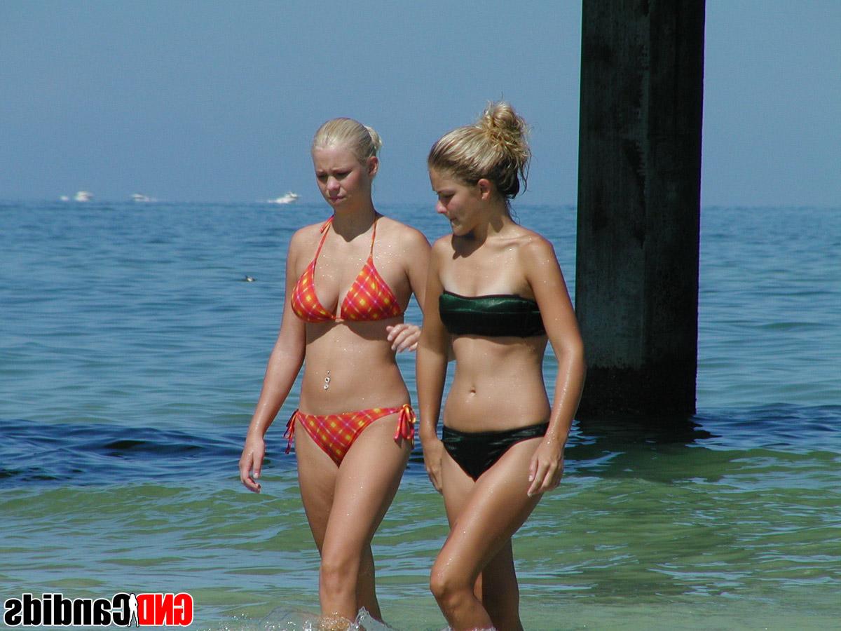 12P Des jeunes filles sont secrètement enregistrées en train de patauger dans l'océan en bikini.