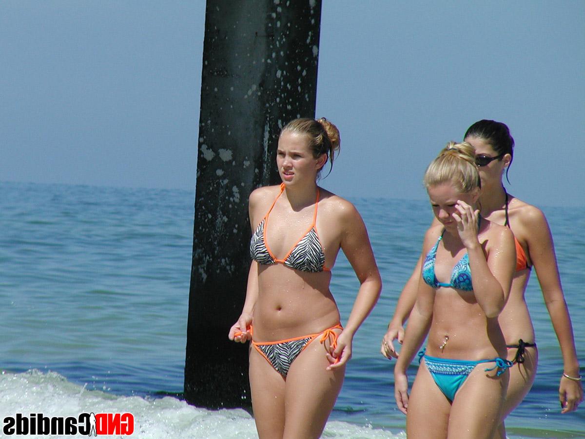 12P Des jeunes filles sont secrètement enregistrées en train de patauger dans l'océan en bikini.