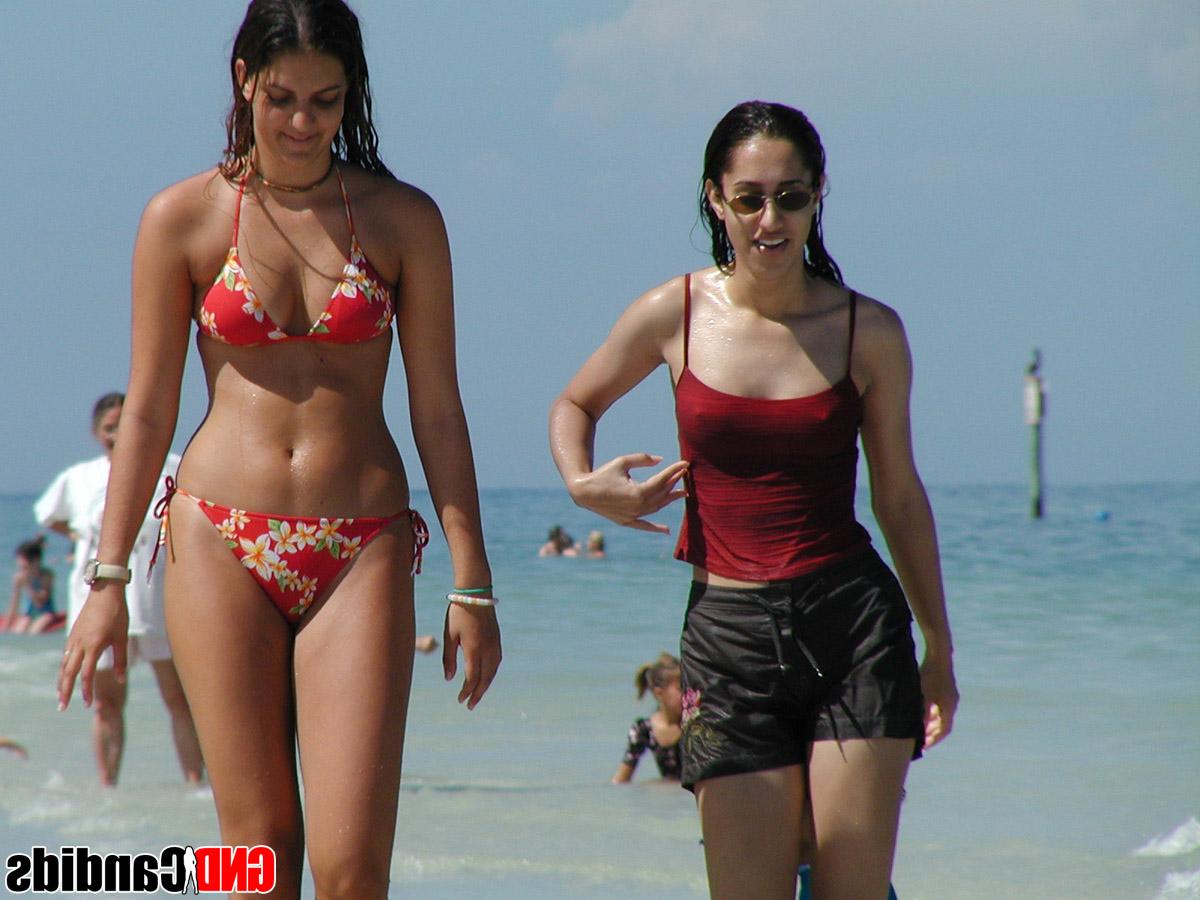 12P Des jeunes filles sont secrètement enregistrées en train de patauger dans l'océan en bikini.