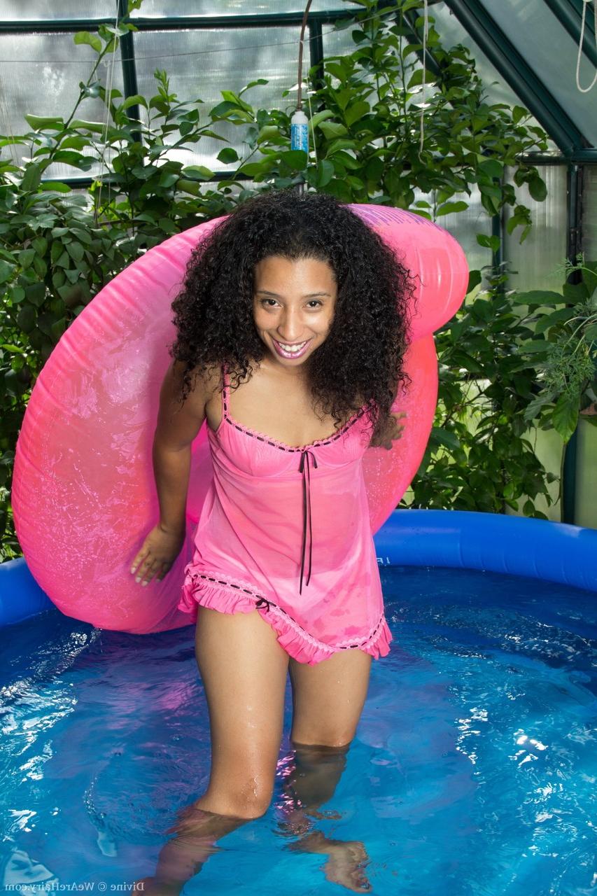 20P La beauté noire Divine se déshabille à la piscine et exhibe sa chatte poilue.