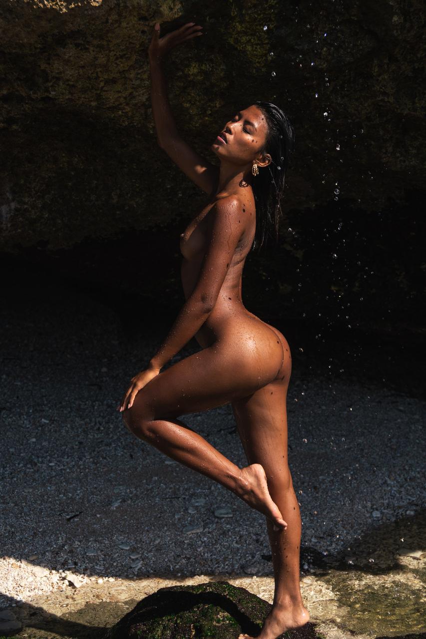20P La ardiente modelo de Onlyfans Tita Sahara se desnuda en la playa y posa desnuda