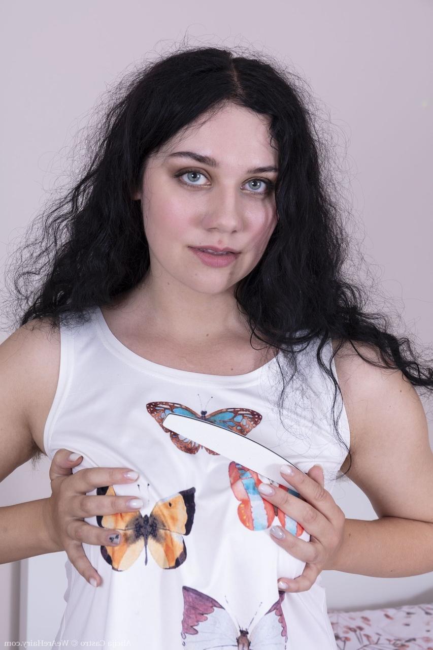 20P A amadora gostosa Alicija Castro tira e exibe seus peitos flácidos e buceta peluda