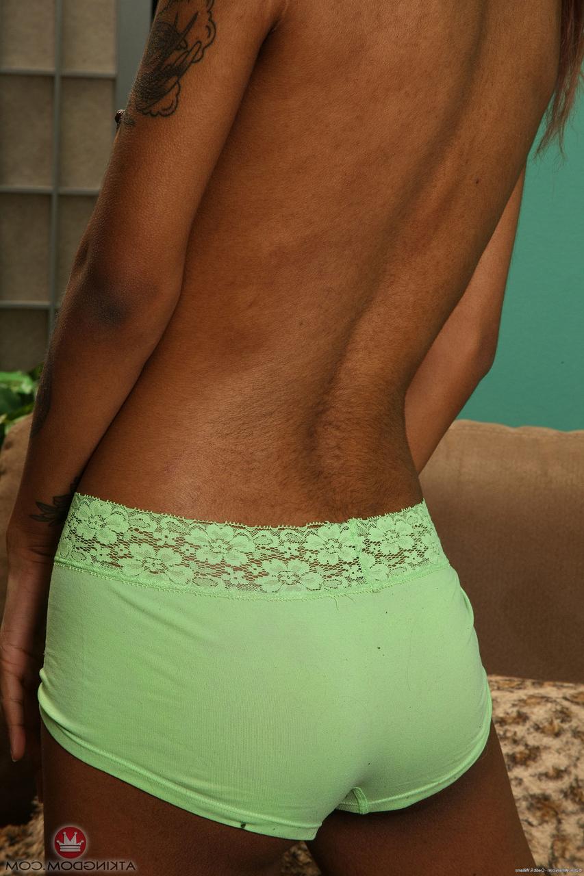 20P La pequeña joven de ébano yvette se quita la ropa interior verde y posa desnuda