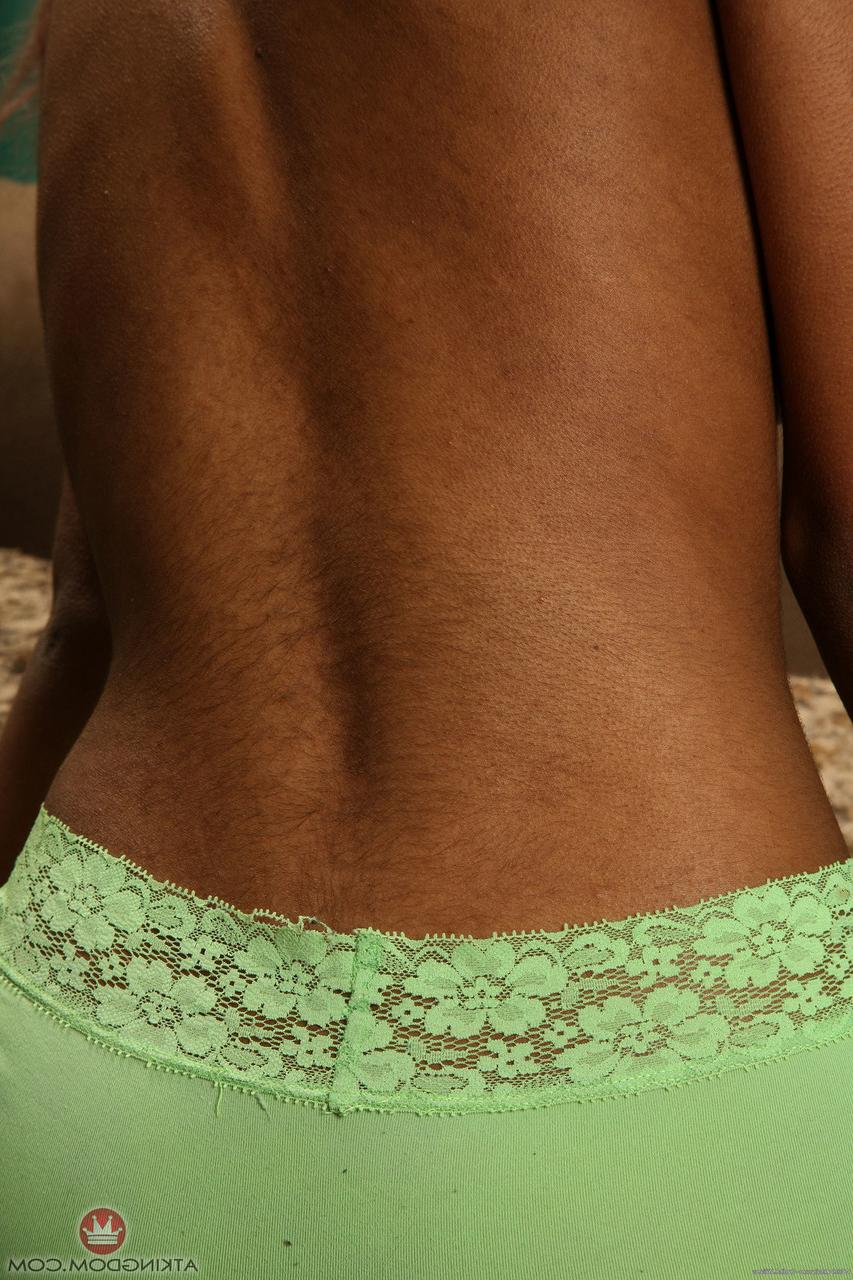 20P La pequeña joven de ébano yvette se quita la ropa interior verde y posa desnuda