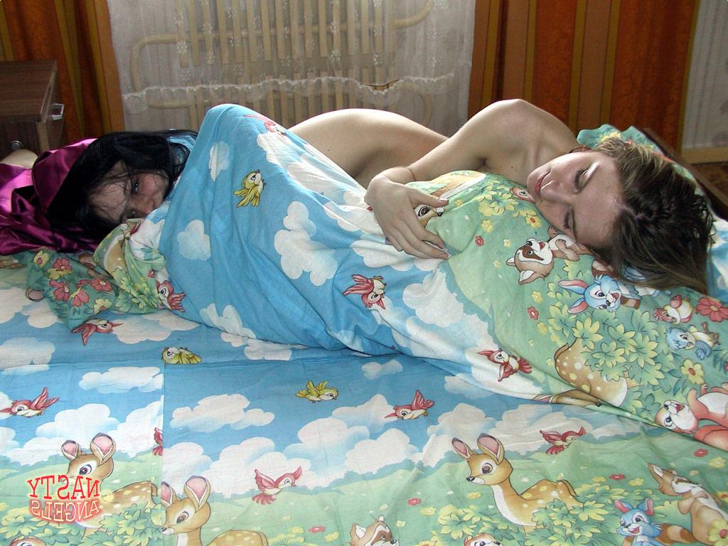 20P Шаловливые подростки Алина и Марина обнимаются в постели после душа