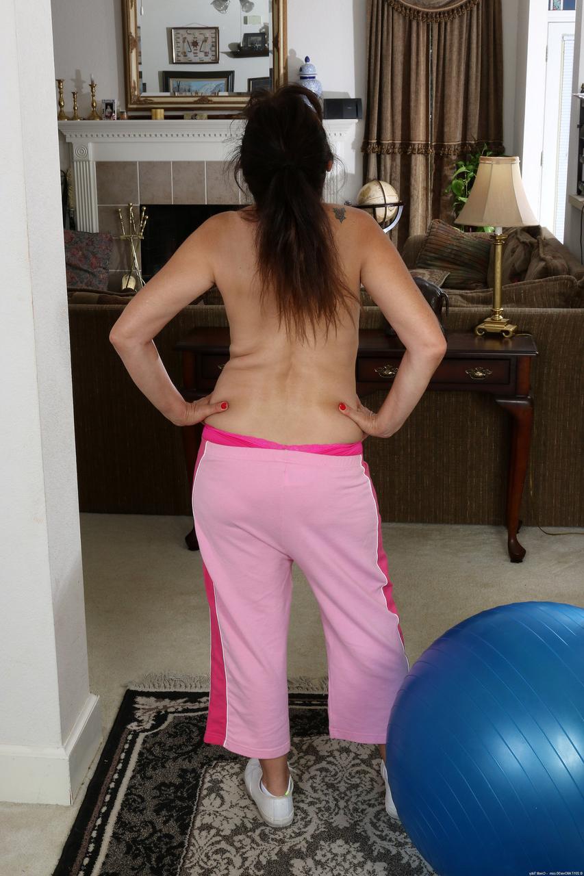 20P Amateur MILF Sherry Lee strips during her workout and spreads her hairy cunt