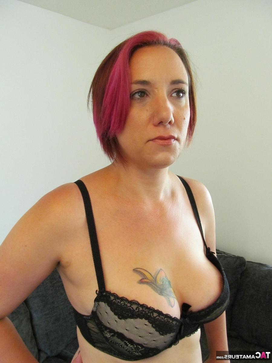 16P Senhora madura com cabelo tingido Sara Banks libera seus peitos e buceta da lingerie