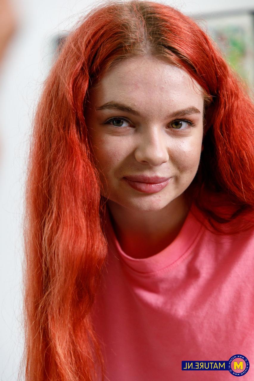 20P A ruiva amadora Miss Olivia tem seus peitos grandes adorados e seu espólio fodido