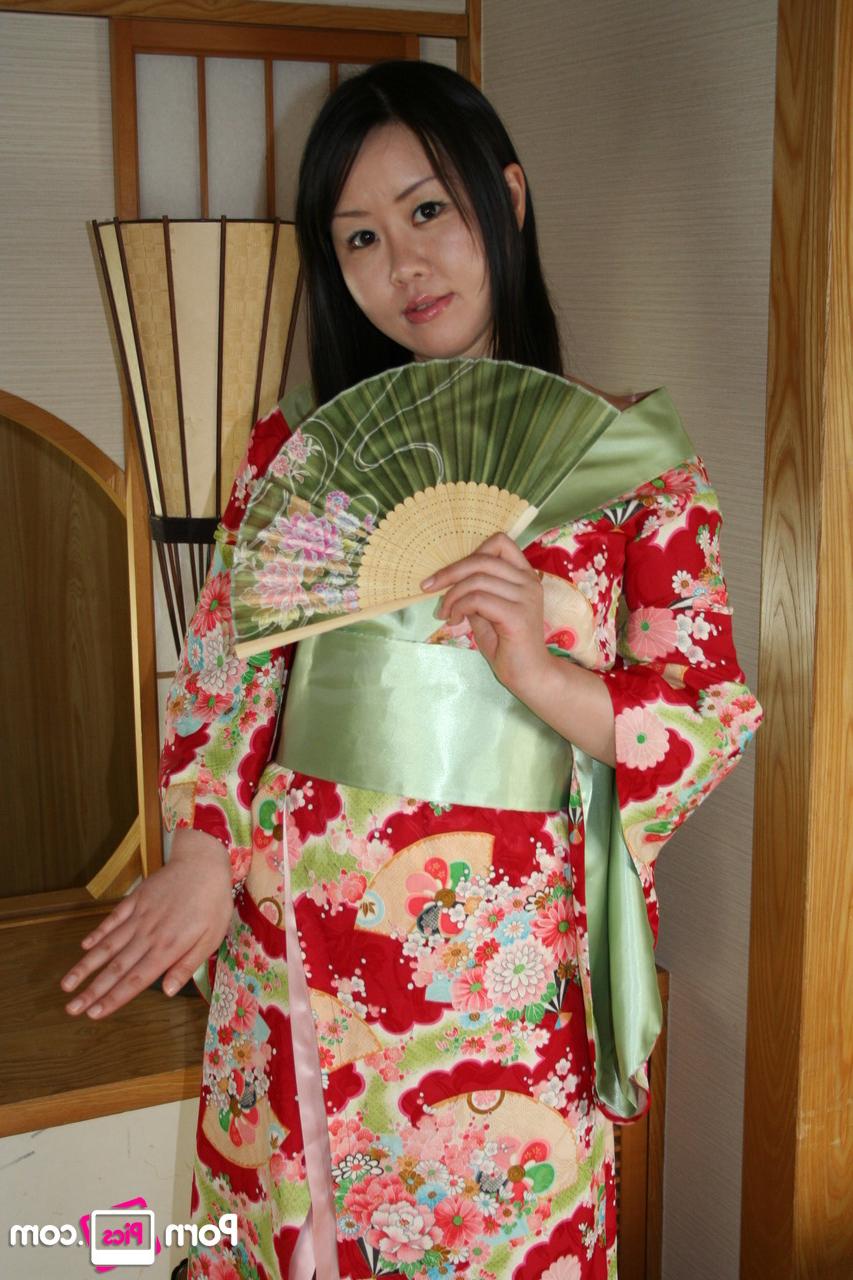 20P A doce gata asiática Nozomi Onuki tira suas roupas tradicionais e é fodida