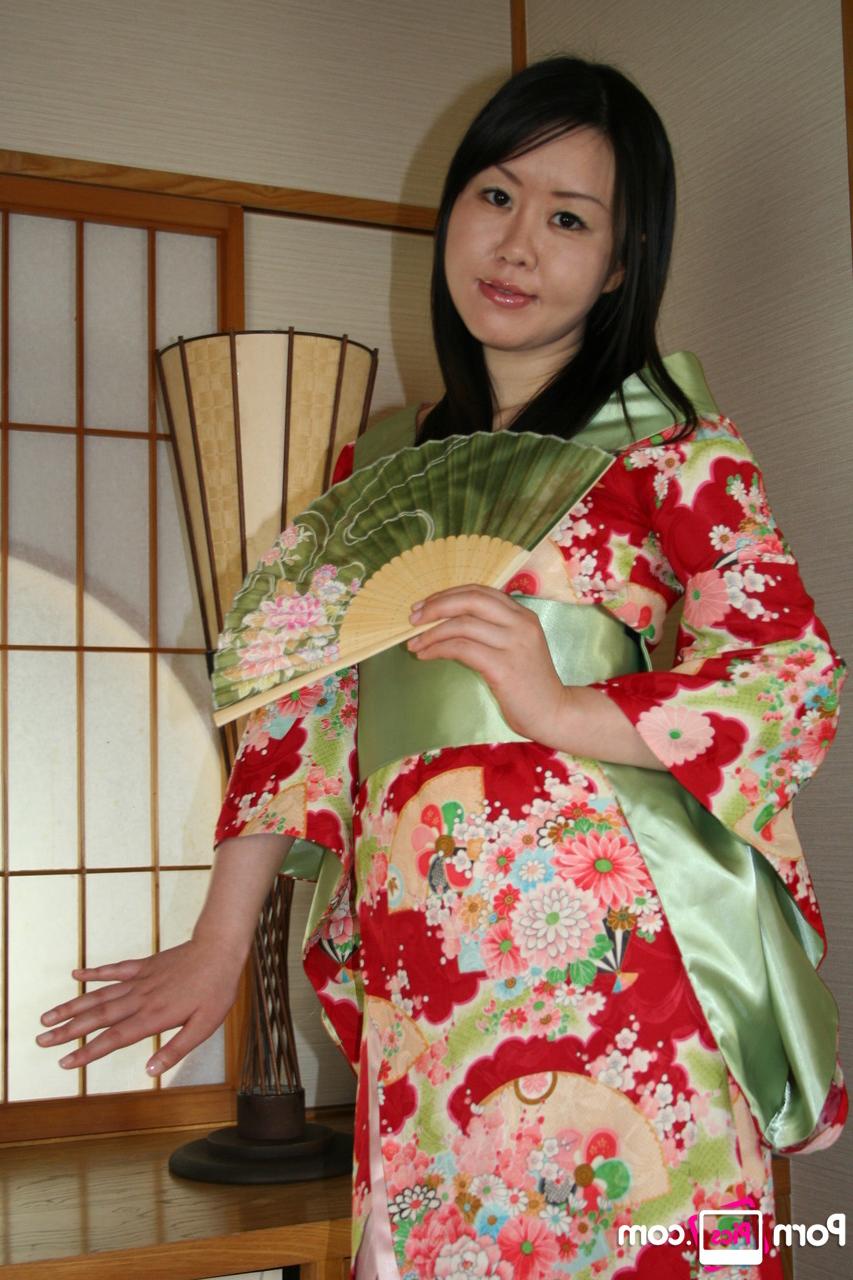 20P A doce gata asiática Nozomi Onuki tira suas roupas tradicionais e é fodida