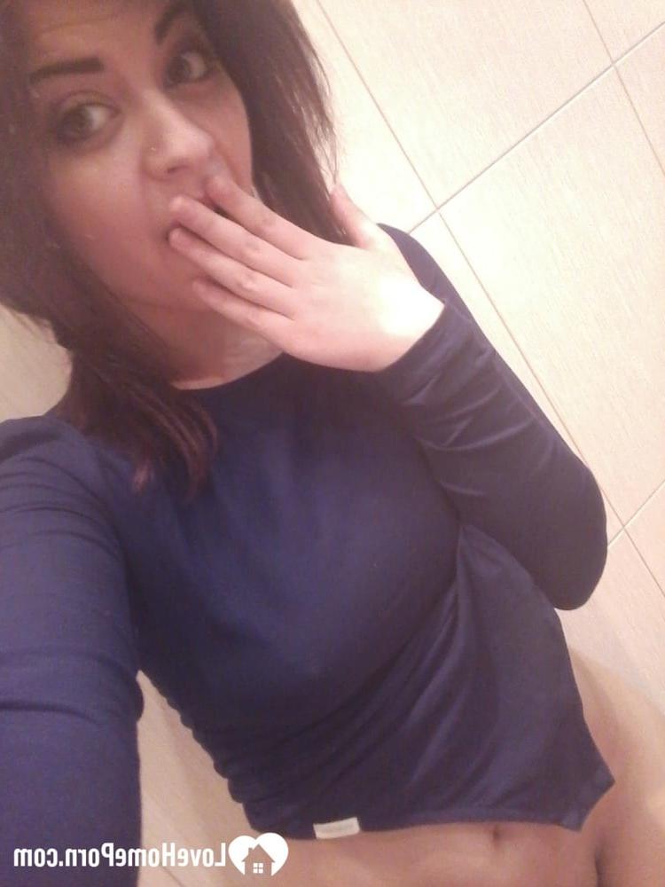 15P Dieses wunderschöne Amateurluder macht Selfies von seinen sexy Brüsten und seinem tätowierten Körper