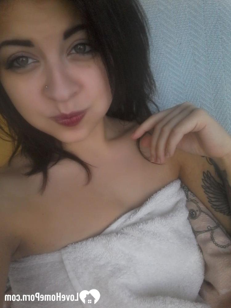 15P Dieses wunderschöne Amateurluder macht Selfies von seinen sexy Brüsten und seinem tätowierten Körper