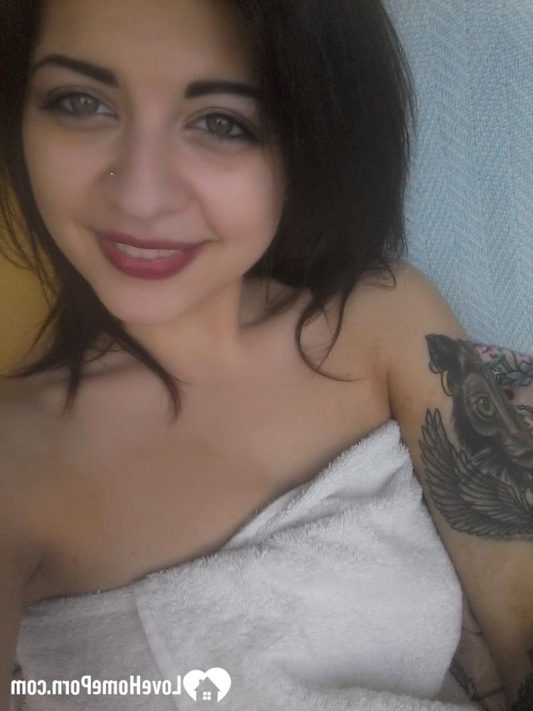 15P Dieses wunderschöne Amateurluder macht Selfies von seinen sexy Brüsten und seinem tätowierten Körper