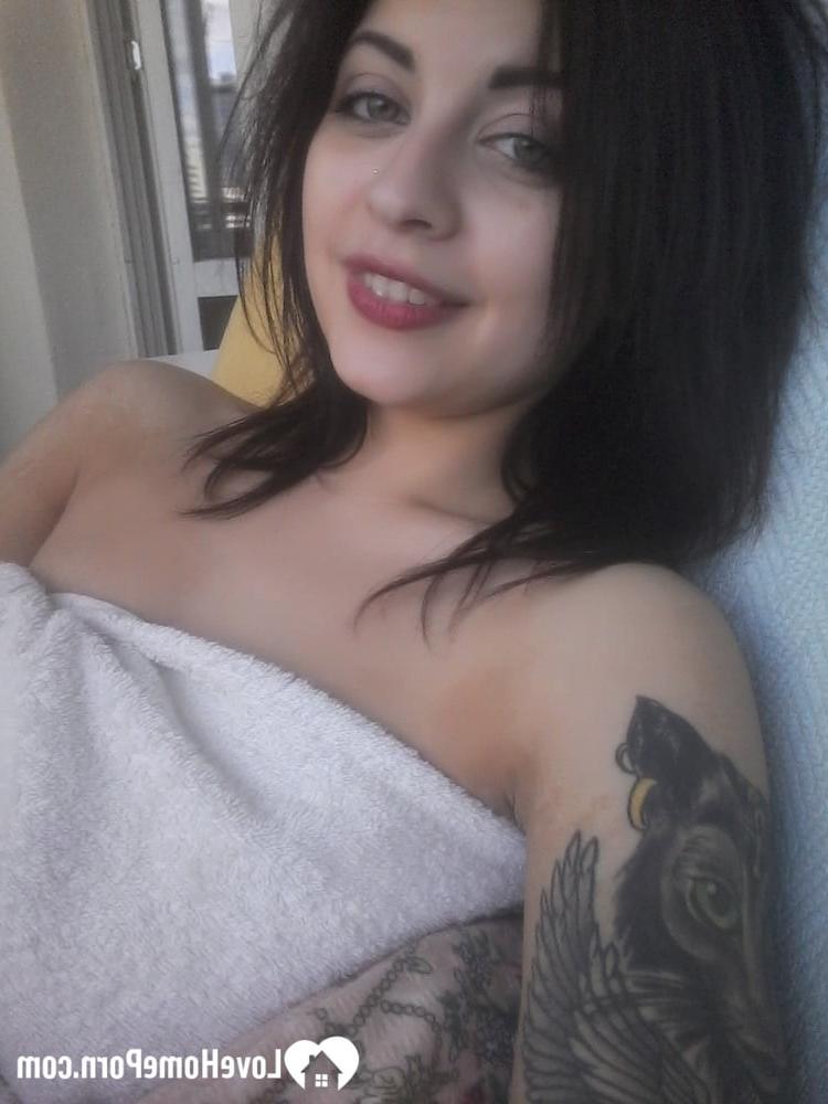 15P Dieses wunderschöne Amateurluder macht Selfies von seinen sexy Brüsten und seinem tätowierten Körper