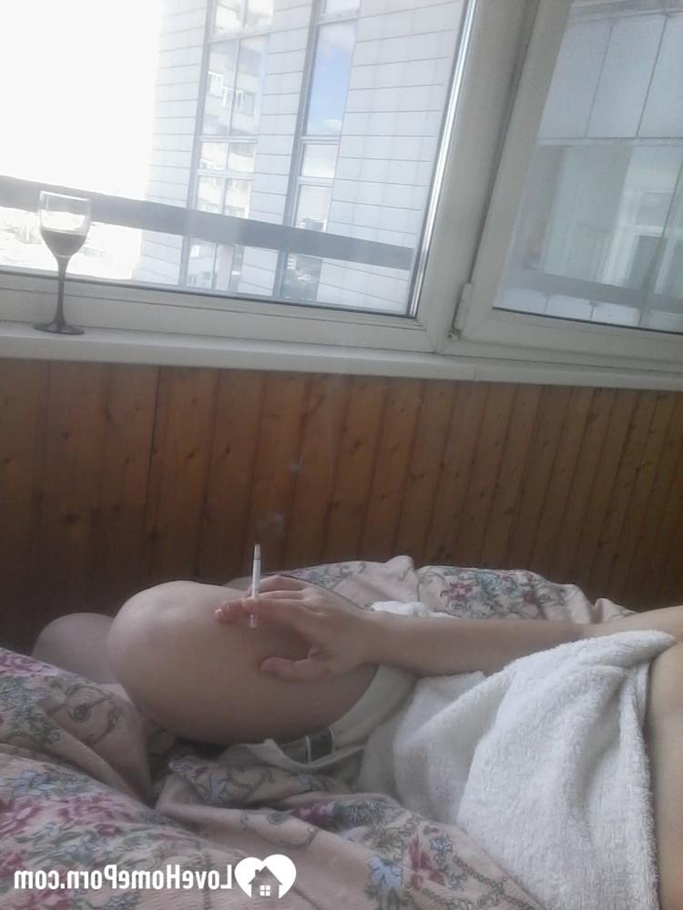 15P Dieses wunderschöne Amateurluder macht Selfies von seinen sexy Brüsten und seinem tätowierten Körper