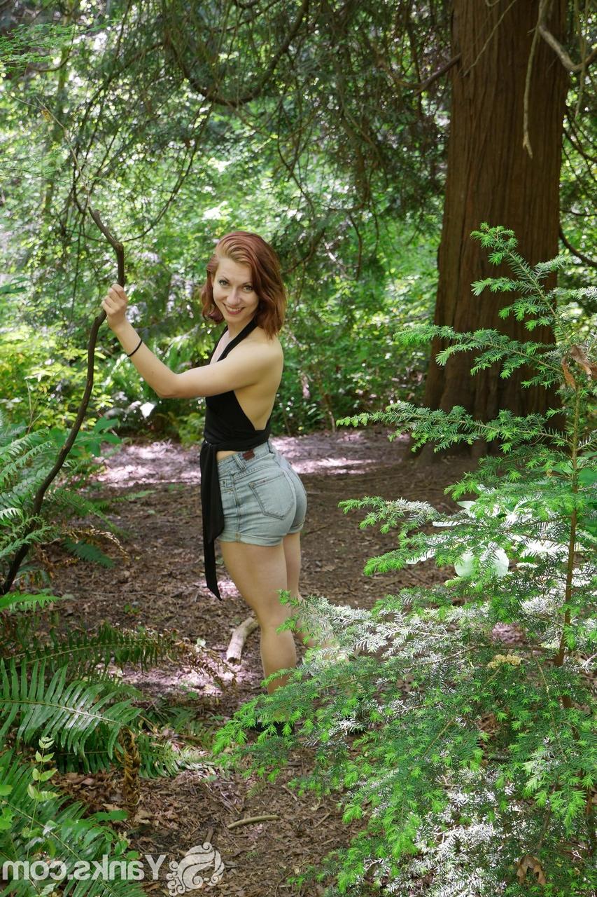 16P Anja, une jolie jeune rousse, montre ses petits seins dans la forêt.