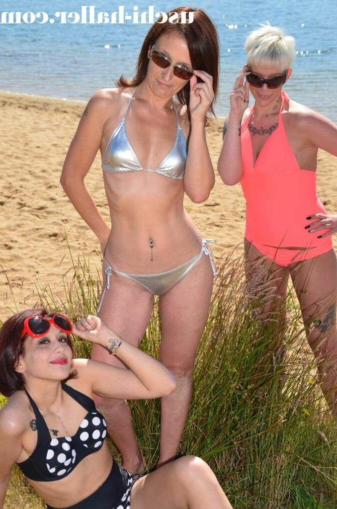 15P Mulheres amadoras ficam nuas na água usando óculos escuros