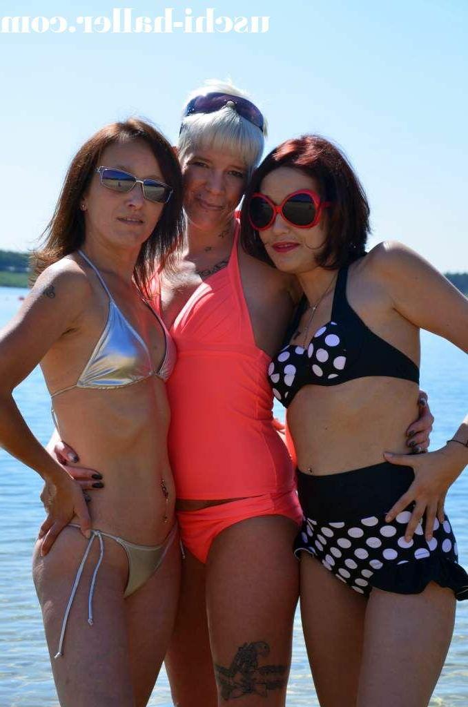 15P Mulheres amadoras ficam nuas na água usando óculos escuros