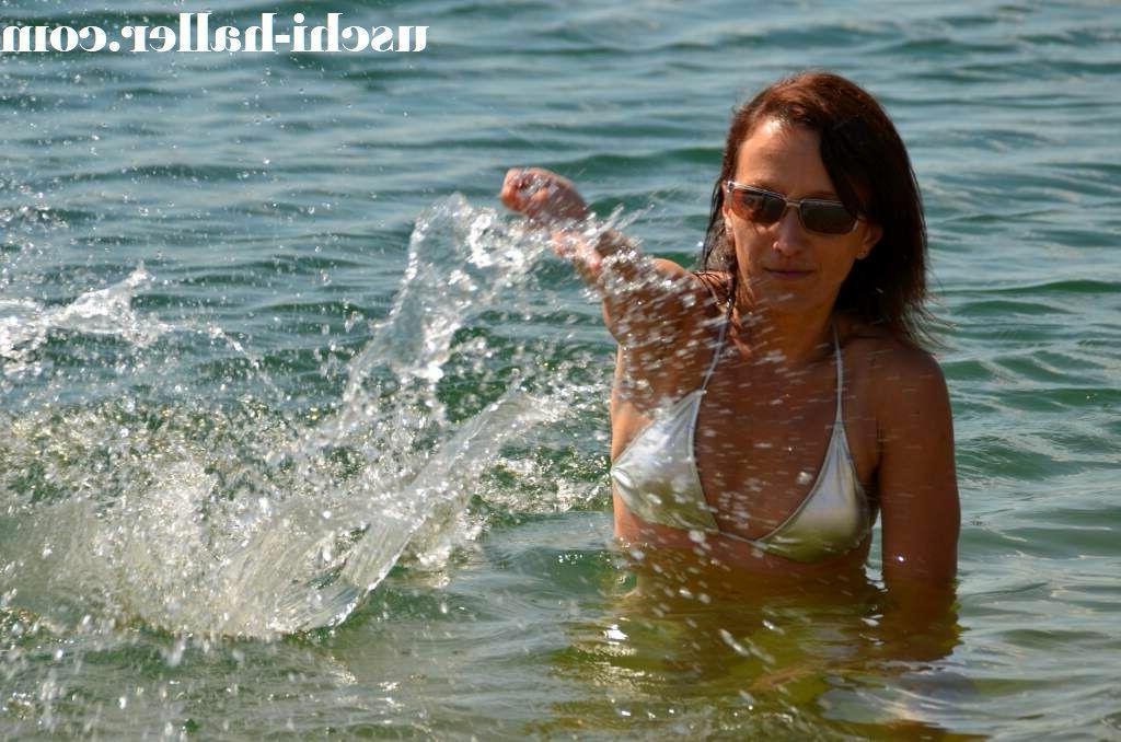 15P Mulheres amadoras ficam nuas na água usando óculos escuros