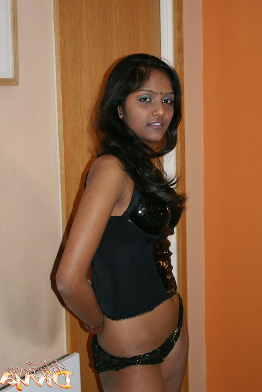 12P A amadora indiana Divya Yogesh libera seus seios firmes de lingerie preta