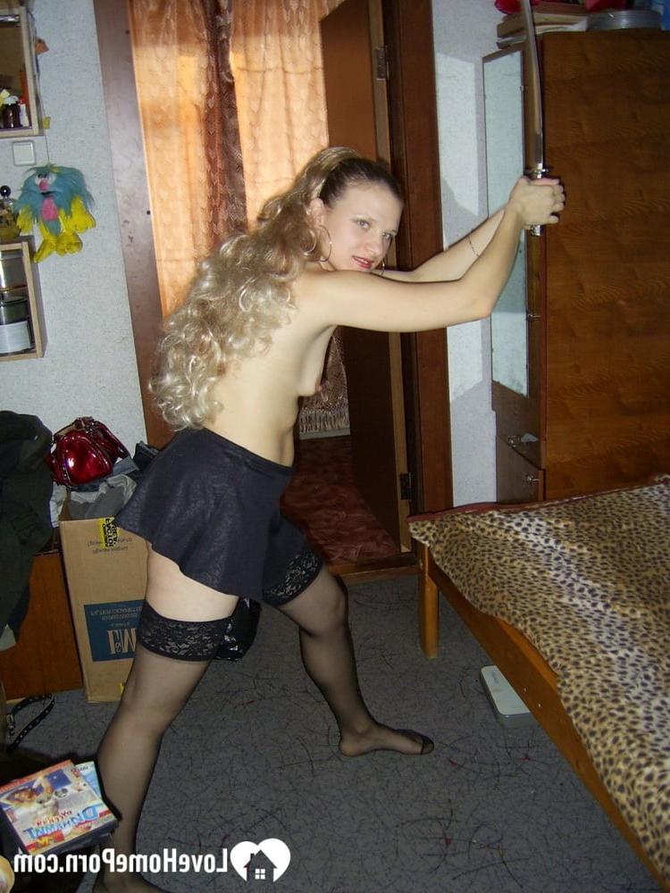 20P Amateur americana se pone pervertida en lencería sexy y se abre para mostrar su gran coño