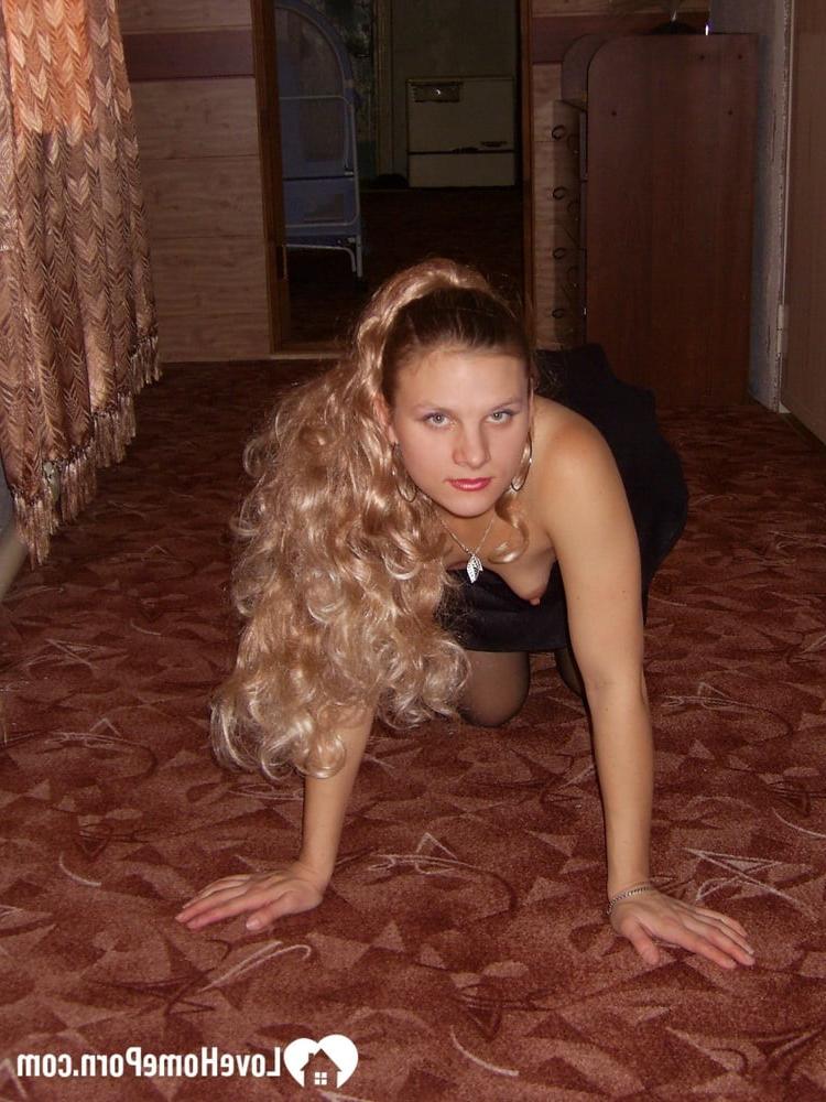 20P Amateur americana se pone pervertida en lencería sexy y se abre para mostrar su gran coño