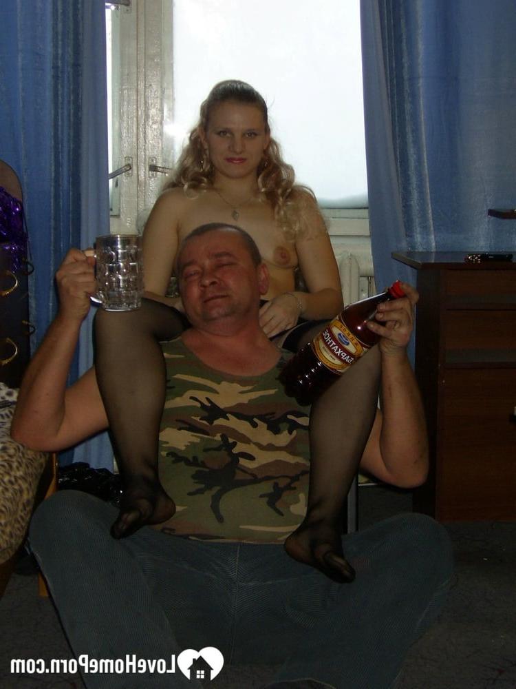 20P Amateur americana se pone pervertida en lencería sexy y se abre para mostrar su gran coño
