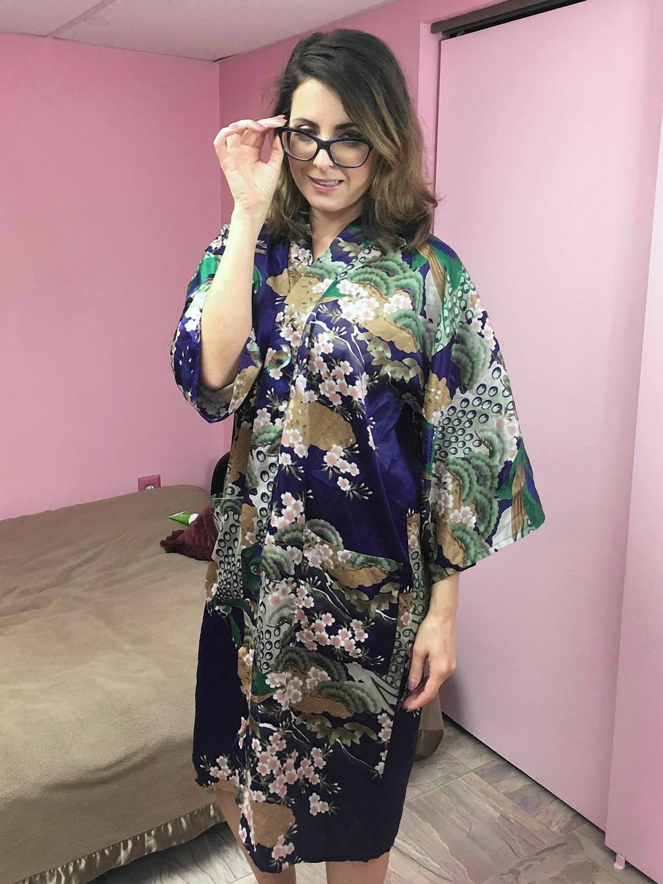 20P La superbe femme au foyer Helena Price entretient sa chatte poilue avec un gode.