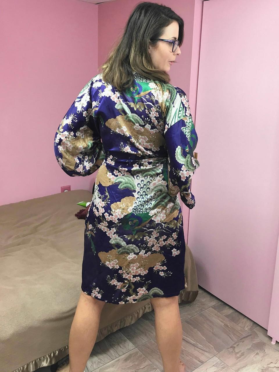 20P La superbe femme au foyer Helena Price entretient sa chatte poilue avec un gode.