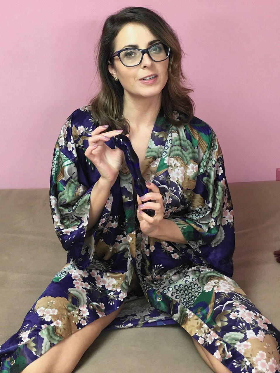 20P La superbe femme au foyer Helena Price entretient sa chatte poilue avec un gode.