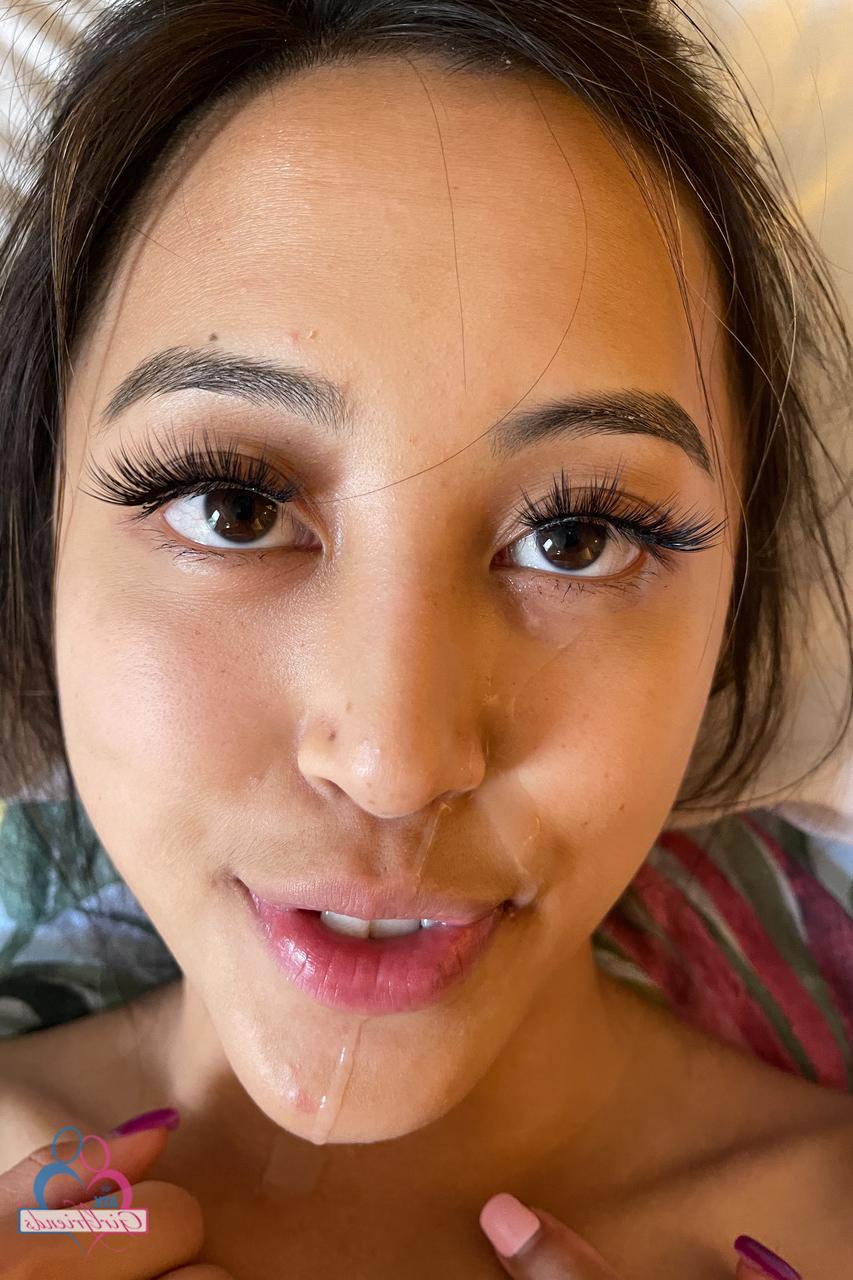 20P La guapa asiática Alexia Anders muestra sus dedos de los pies chupables y su coño hinchado