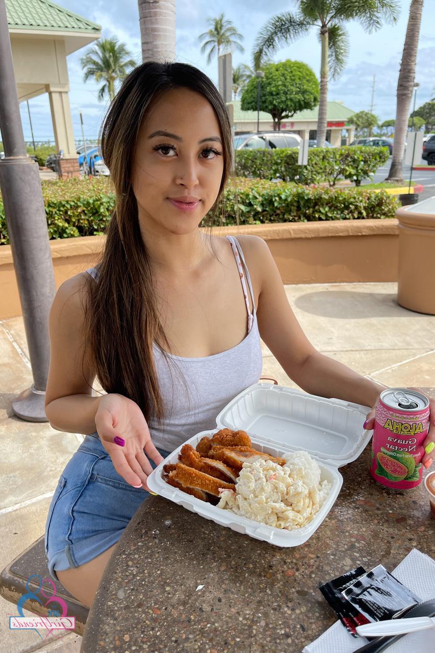 20P La guapa asiática Alexia Anders muestra sus dedos de los pies chupables y su coño hinchado
