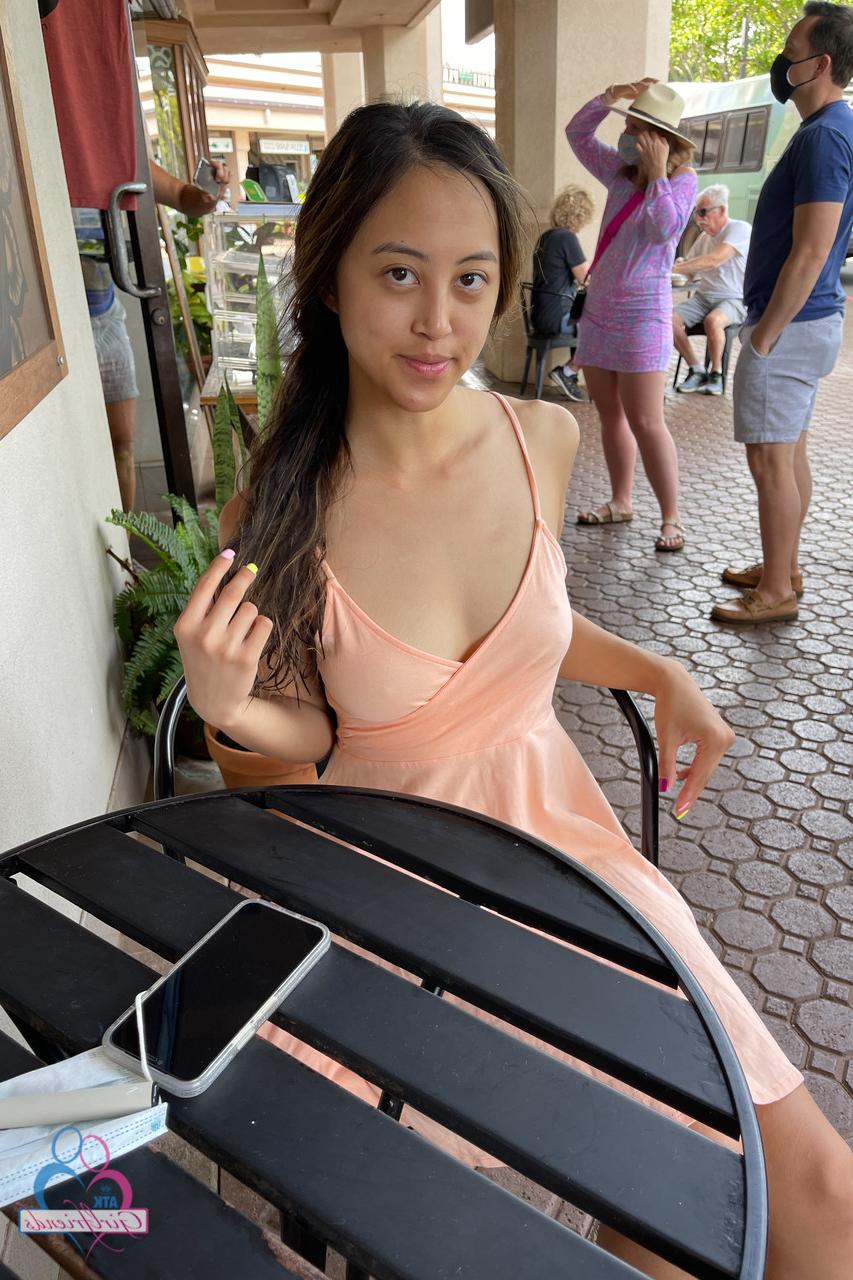 20P La guapa asiática Alexia Anders muestra sus dedos de los pies chupables y su coño hinchado