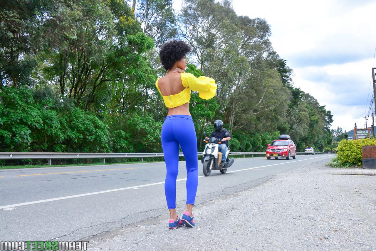 20P Latina magra e afro Janeth Black leva óleo na bunda e bate na vulva