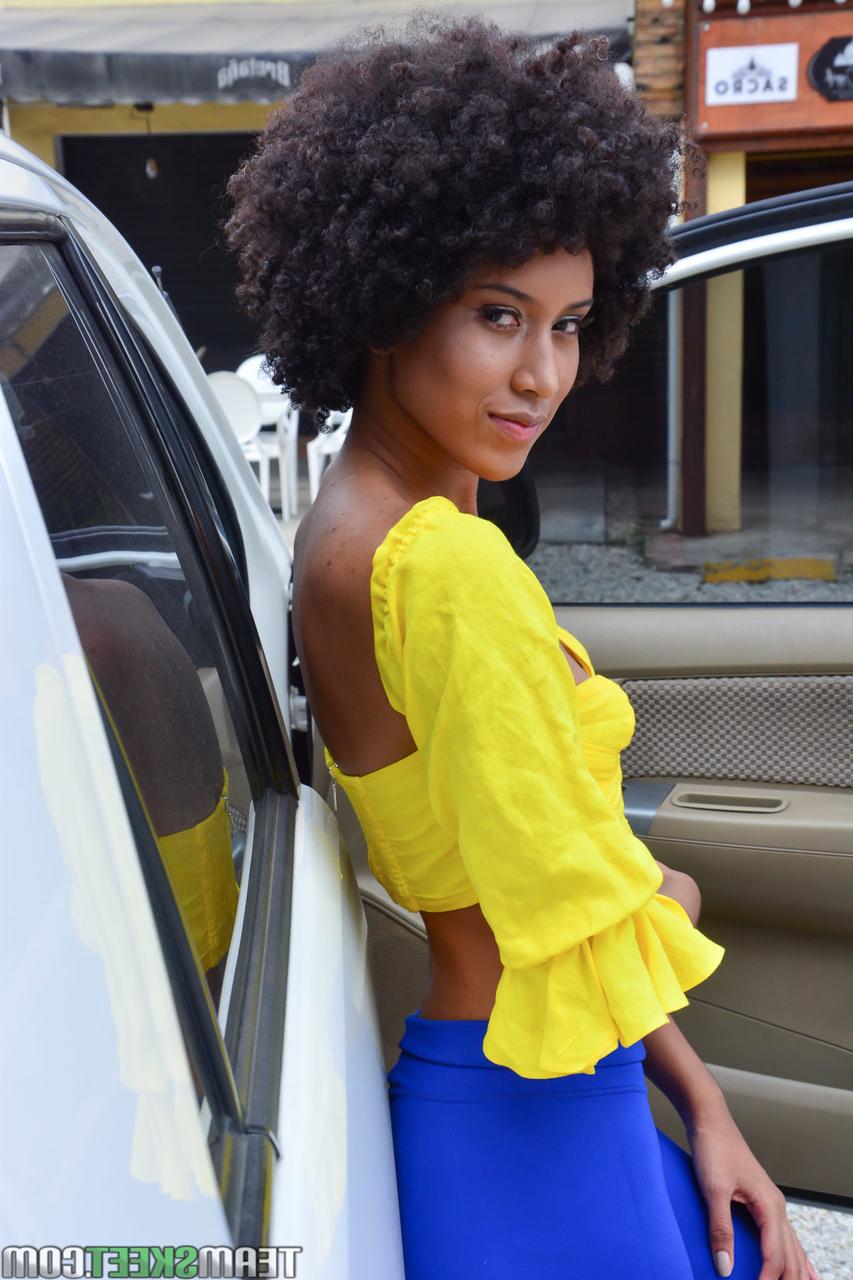 20P Latina magra e afro Janeth Black leva óleo na bunda e bate na vulva