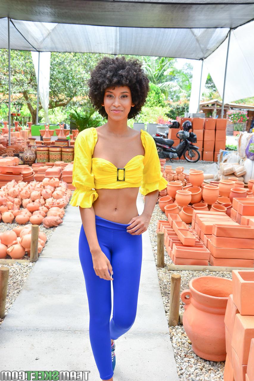 20P Latina magra e afro Janeth Black leva óleo na bunda e bate na vulva