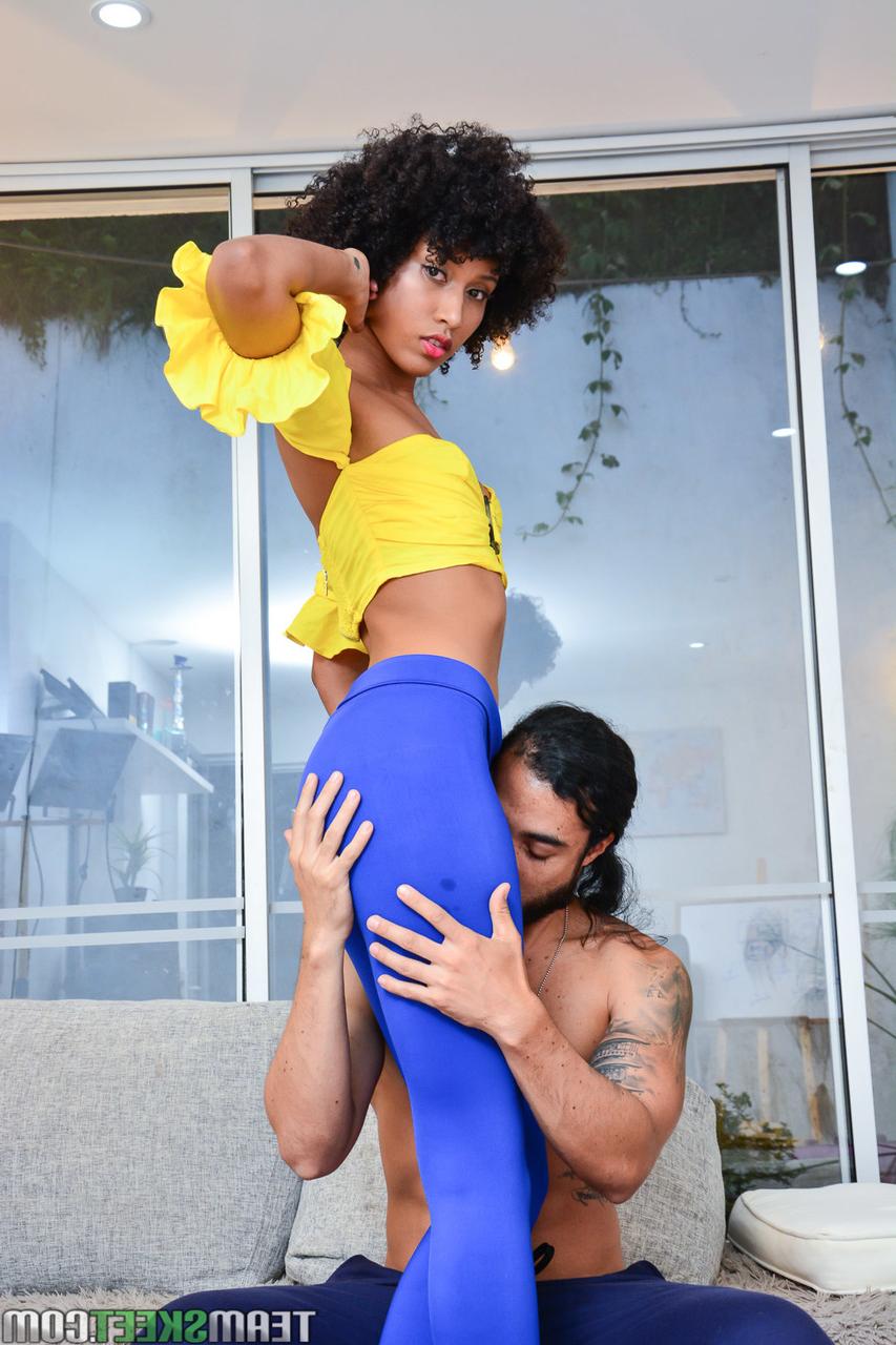 20P Latina magra e afro Janeth Black leva óleo na bunda e bate na vulva