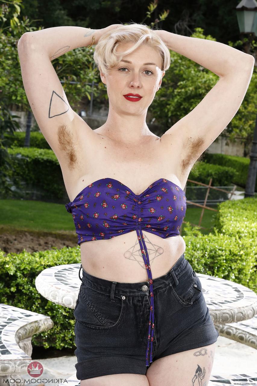 20P La coquine Dakota Rose écarte sa chatte poilue de près et pisse.