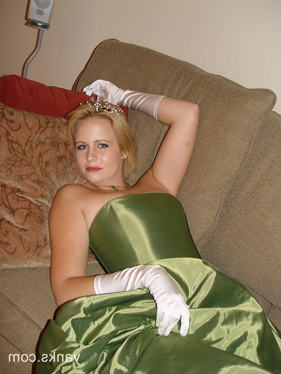 17P Gata loira com roupa verde Lisa mostra seus seios naturais e se masturba