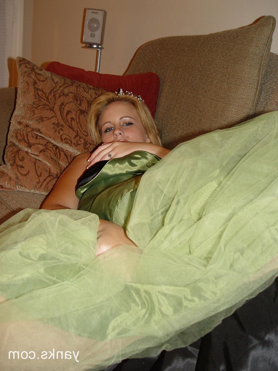 17P Gata loira com roupa verde Lisa mostra seus seios naturais e se masturba