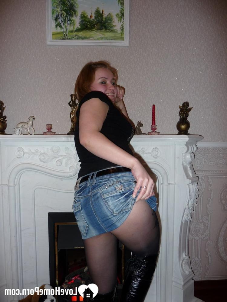 20P Amateur-MILF stellt ihre großen Brüste zur Schau, während sie in Spitzenstrümpfen posiert