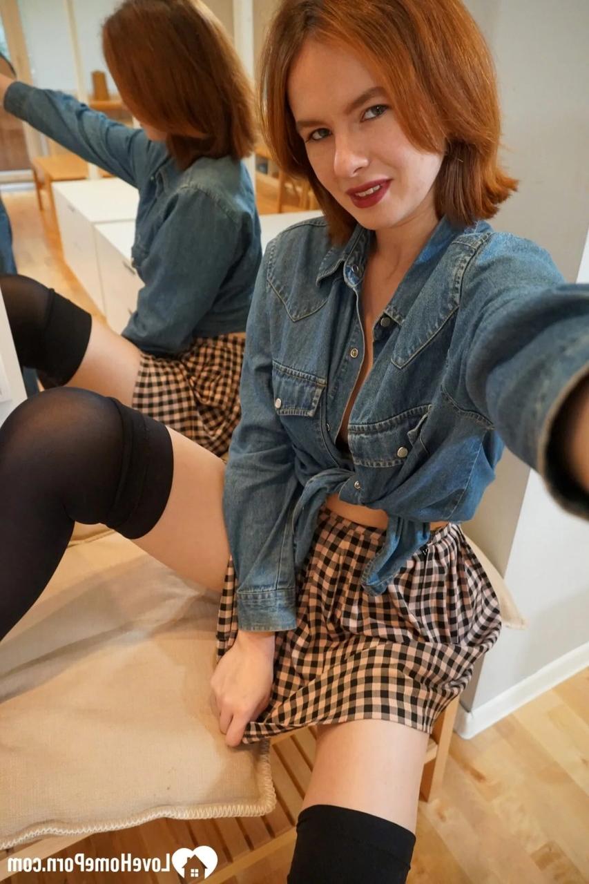 20P Ruiva safada tira selfies nuas mostrando seus peitos pequenos e sua buceta raspada